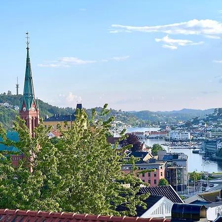 Sentrum - Koselig Hus Med Parkering